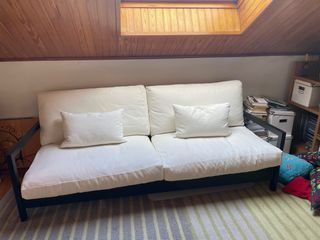 Sofá Cama Madera Negra y Tela Blanca