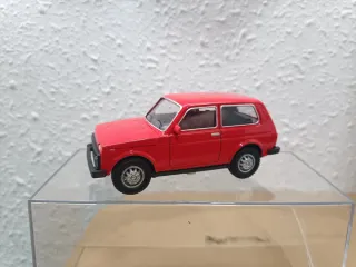 Coche Lada Niva 1:43 Juguete