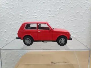 Coche Lada Niva 1:43 Juguete
