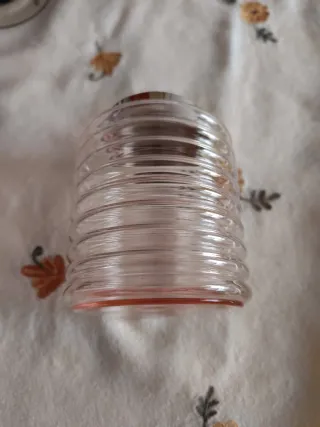 Bote de cristal rosa con tapa metálica