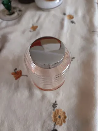 Bote de cristal rosa con tapa metálica