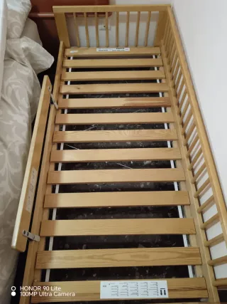 Cama infantil de madera con barrera