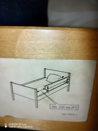 Cama infantil de madera con barrera