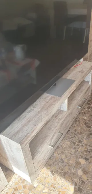 Mobile TV e tavolo da pranzo in legno e vetro