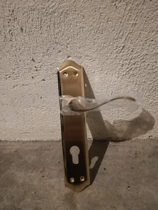 Dos puertas de castaño