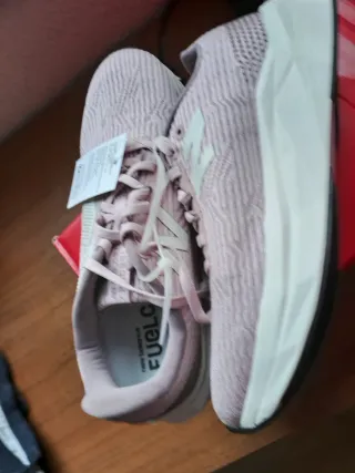 Zapatillas deportivas rosas y blancas