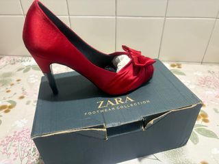 Zapatos de tacón Zara rojos
