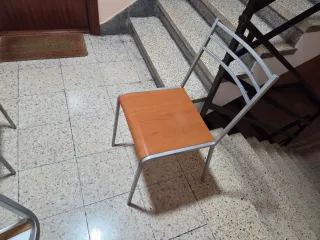 Mesa de cocina con cajón y patas metálicas