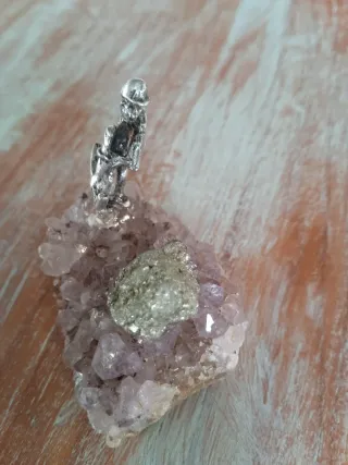 Amatista con minero plateado y pirita