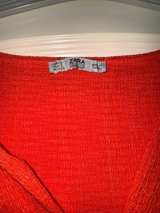 Camiseta corta roja con nudo