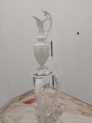 Bronce antiguo mesita y jarrón