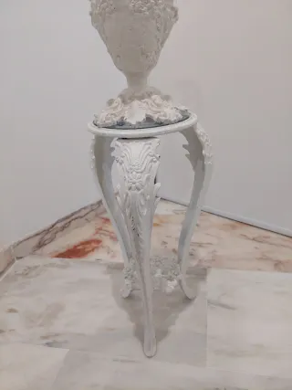 Bronce antiguo mesita y jarrón