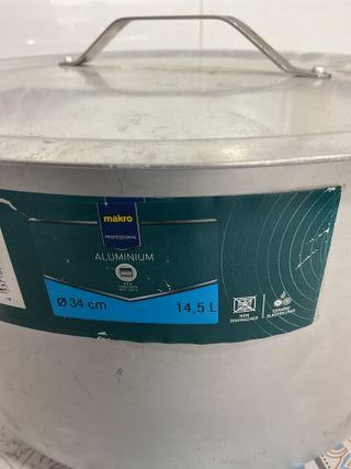 Olla grande de metal