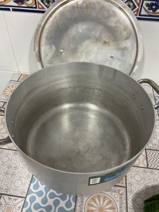 Olla grande de metal