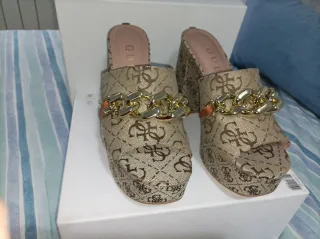Sandalias Guess con cadena dorada