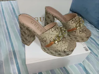 Sandalias Guess con cadena dorada