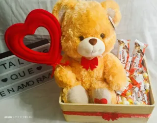 Oso de peluche con corazón y dulces