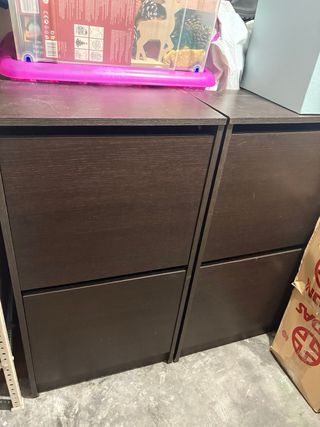 Zapatero de madera marrón