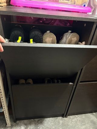 Zapatero de madera marrón