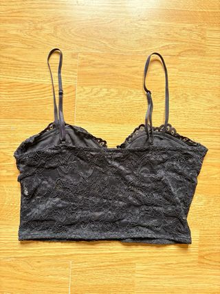 Top encaje Zara negro para un look atrevido y edgy