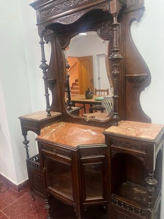 Mueble antiguo tallado a mano