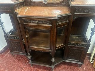 Mueble antiguo tallado a mano