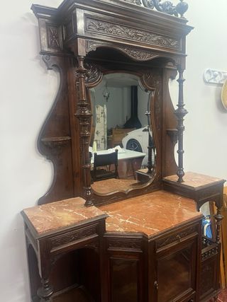 Mueble antiguo tallado a mano