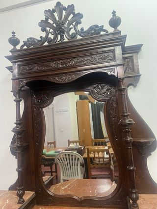 Mueble antiguo tallado a mano