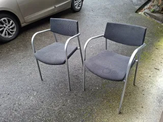 Sillas de oficina grises metálicas