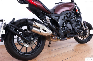 Benelli Naked Moto Negra/Burdeos