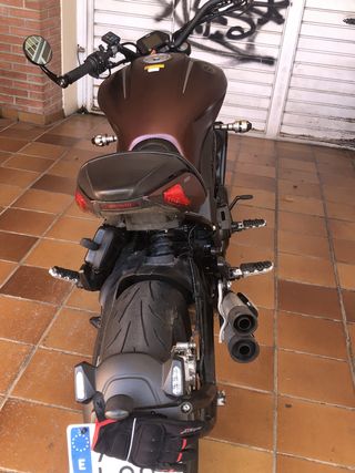 Benelli Naked Moto Negra/Burdeos