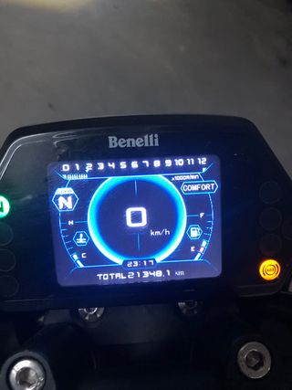 Benelli Naked Moto Negra/Burdeos