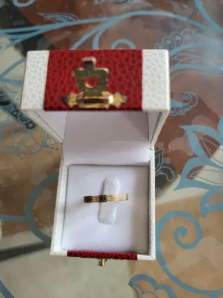 Anillo de oro con diseño griego