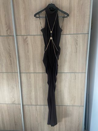Vestido Halter Negro con Cadena Dorada