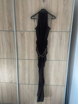 Vestido Halter Negro con Cadena Dorada