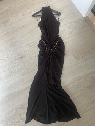 Vestido Halter Negro con Cadena Dorada