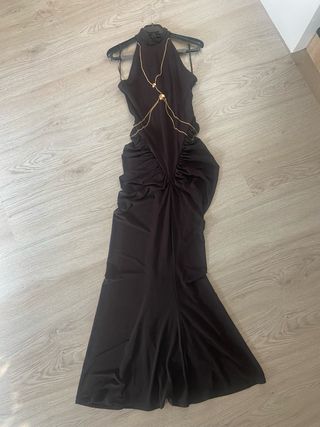 Vestido Halter Negro con Cadena Dorada