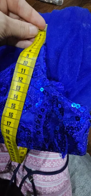 Vestido azul con volantes. Es para niña de 14 años
