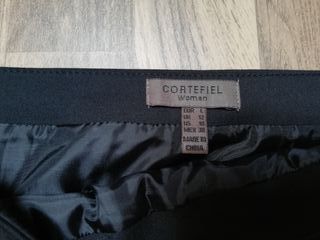 Falda tubo corta negra con tachuelas