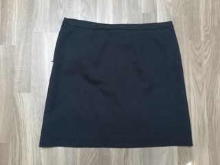 Falda tubo corta negra con tachuelas