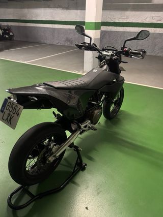 Husqvarna 701 Supermoto 2022