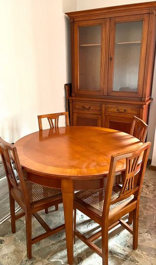 Alacena y mesa redonda con 6 sillas de cerezo