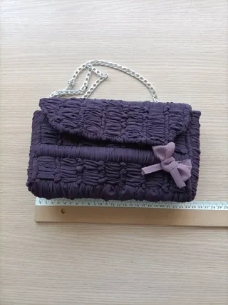 Bolso morado hecho a mano con cadena