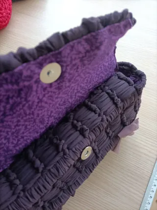 Bolso morado hecho a mano con cadena