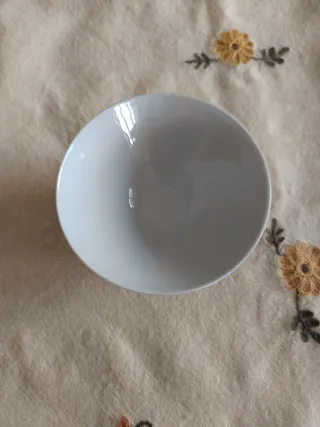 Cuenco de porcelana azul con rayas