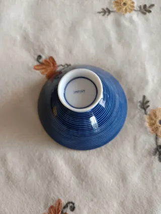 Cuenco de porcelana azul con rayas