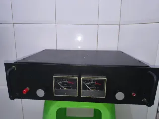 Amplificador Negro con VU Metros