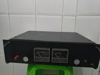Amplificador Negro con VU Metros