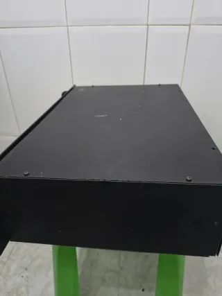 Amplificador Negro con VU Metros