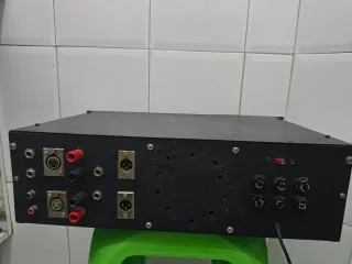 Amplificador Negro con VU Metros